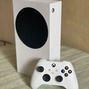 Vendo xbox series s nueva con sus dos mandos con sus baterias y cargador llena d juegos - Img 55926887
