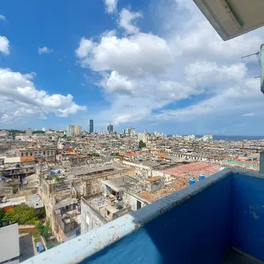 Se renta lineal (250 USD) o por noches(30 USD) en Centro Habana. Dirección: Belascoain entre Zanja y Salud - 9/9