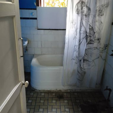 _ "$13.000usd CON AJUSTE. En venta  casa-apartamento interior, el 1ro de un  pasillo de 5 aptos en Lawton, 10 de  Octubr - 6/6