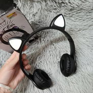 Audífonos casco son por bluetooth y tienen para poner micro sd - Img 55519235