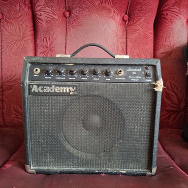 Se vende guitarra electrica, pedal, forro y amplificador - Img 121995959