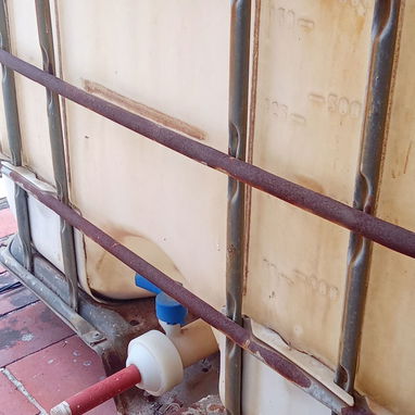 Tanque de agua enrrejado de 1000 litros, de uso en buen estado, detalle en la reja. - 2/3