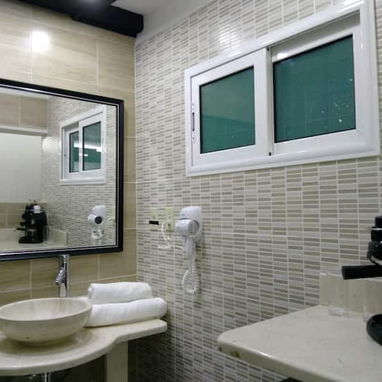 Renta de habitación por horas. Playa, a una cuadra del Puente Almendares. Habitación con entrada independiente y patio. - Img 117466948