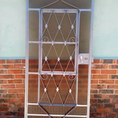 Se hacen trabajos de herrería ventanas🪟,rejas de seguridad y puertas🚪 con cristale  con su  Yale ya puesto . Transport - 10/10