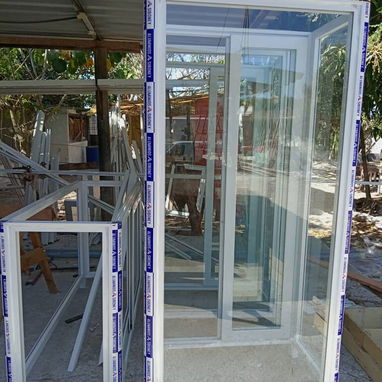 Tenemos en venta Exhibidores de aluminio con cristales, excelente calidad y garantía para cualquier negocio - Img 117221786