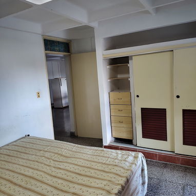 Alquilo apto grande, primer piso, un cuarto, agua caliente, wifi, edificio con elevador - Img 119471587