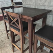 Mesas de madera original con sus 4 banquetas 400 usd - Img 55327374