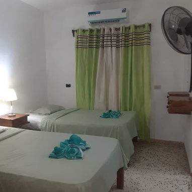 J Casa de alquiler con piscina y respaldo energético para split en la playa Guanabo. GUA-007 - 8/10