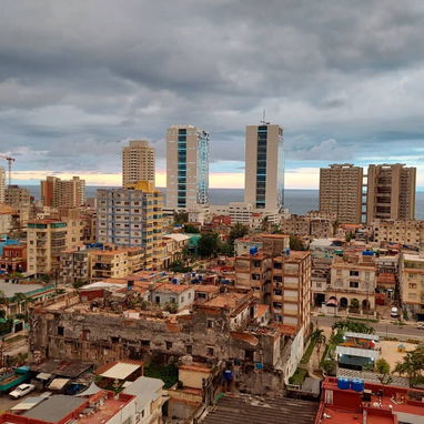 Renta de apartamento en el Vedado con hermosas vistas al Malecón - Img 119552097
