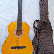 Vendo guitarra acústica poco uso con su funda y cuerdas de repuesto - Img 56080676