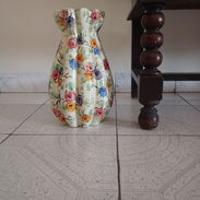 Vendo búcaro grande antiguo de porcelana italiana, pintado a mano, Deruta firmado. Tamaño 34 cm. Se puede ajustar - Img 56748465