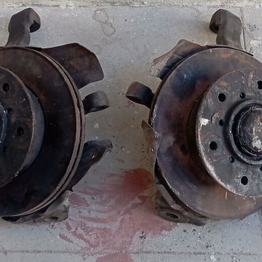 Pareja de muñones con discos rodamientos y piensas de freno son carro marca Kia camioneta mire las fotos - Img 115380734