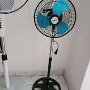 Ventilador de pedestal tipo ciclón (10"): Eléctrico, alta potencia. — 30.00 USD - Img 55132579