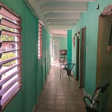 Se vende casa amplia de 2 cuartos, placa libre y patio grande - Img 106572136