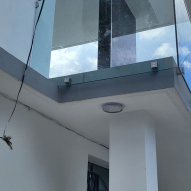 Escalera con baranda de cristal ~ Cristal al aire - Img 121867076