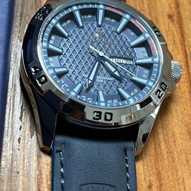Reloj esfera y pulsera azul navy , manilla de cuero. Calendario. Ideal para eventos formales y casuales. - Img 122121430