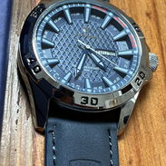 Reloj esfera y pulsera azul navy , manilla de cuero. Calendario. Ideal para eventos formales y casuales. - Img 55535067