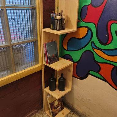 Mueble esquinero para cuartos y salas, ideal para adornos, libros y útiles escolares. Diseño en zigzag - Img 116273982