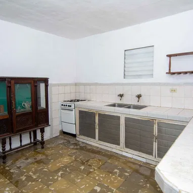 Se vende amplia casa de 3 habitaciones con garaje doble en La Habana,Reparto Martí (Cerro), cerca de Ciudad Deportiva . - Img 125834001