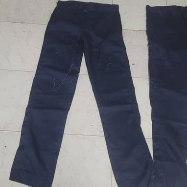Sayas y pantalones azules - Img 127253706