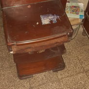 Se vende Coqueta antigua de caoba con sus dos mesitas de noche - Img 56284467