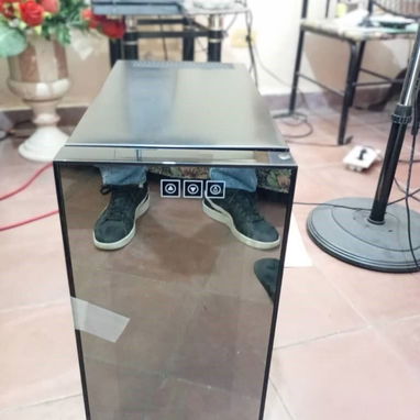 Mini nevera vinoteca de 23 Litros de 220 volt y bandejas interiores de madera con cristal efecto espejo - Img 104227820