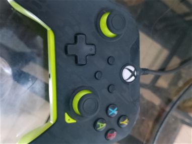Mando de Xbox de poco uso para jugar en la computadora en $40 USD - Img main-image