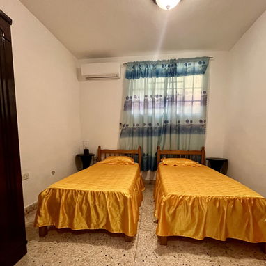 Se renta casa para negocio, totalmente independiente de 2 pisos. - Img 119850796