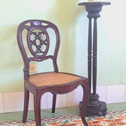 Se vende hermoso juego colonial compuesto por silla y columna en forma de tripode todo de madera de cedro. Perfectas con - Img 55718198