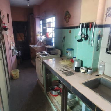 Se venden propiedad conjunta de 3 apartamentos independientes, con patio techado que incluye un árbol de aguacate.. - 4/10