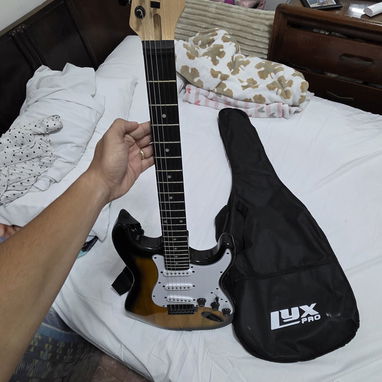 Guitarra Eléctrica Marca Lyx Pro, con muy poco uso. Incluye su amplificador, afinador y estuche todo original, acabada d - Img 124203308
