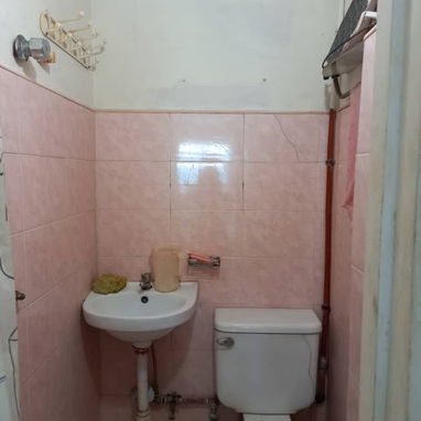 Amplio  apto esquinero. Entrada independiente. No hay corte de corriente. - 5/10
