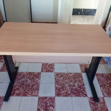 Vendo butaca  de oficina importada de uso de color gris con ruedas y 2 sillas. - 4/4