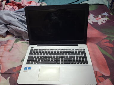 Laptop marca Asus de uso en buen estado - Img main-image