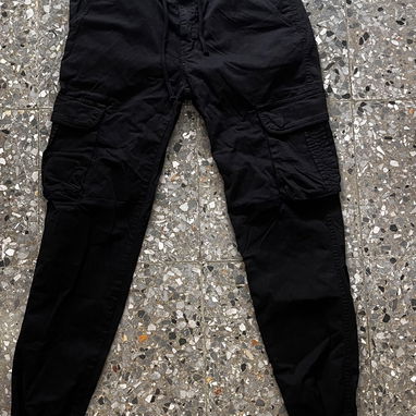 Vendo jean en 15 usd y pantalón de hombre en 20 usd o al cambio. - Img 127562289