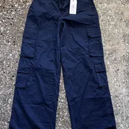 Vendo pantalón de mujer talla M marca Stradivarius en 6000 cup. Es nuevo, de algodón. - Img 57652911