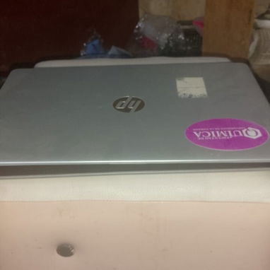 Laptop hp casi nueva i5 n7magen, 8ram,2tera de almacenamiento, detalle no sirve la batería - 3/4