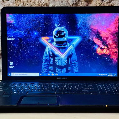 Laptop Toshiba con rendimiento ideal para estudiantes informáticos,algunos juegos y ver películas y series. - 2/5