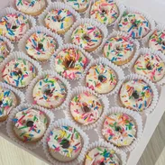 **Mini donas cubiertas de chocolate blanco con grajeas** - Img 56702528