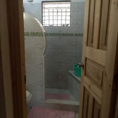 *$22.000usd ó EUROS. Posible ajuste  con dinero en mano. En venta casa  puerta de calle en  Santiago de Las Vegas. Boyer - 7/10