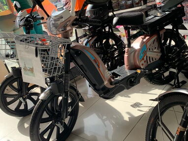 Bici eléctrica nueva en su guacal con casco moderno incluido 40 km autonomía - Img 64096720
