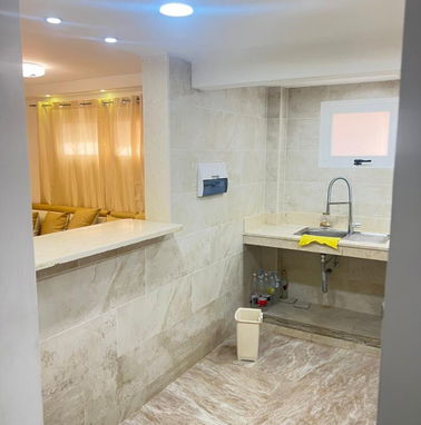Apartamento de dos cuartos en el Vedado,en la zona de las letras.Es la planta baja de un edificio de solo 4 pisos. - Img 96035382