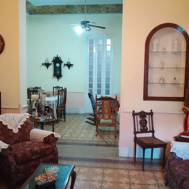 Casa colonial  biplanta en bajos con garaje en el Vedado - 2/9