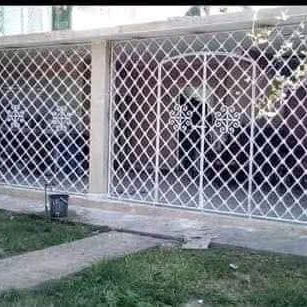Se confeccionan rejas para la seguridad y embellecimiento de su hogar Garantizamos transporte pintura y montaje - Img 126025624