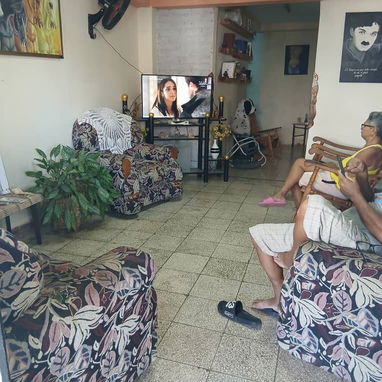 VENDO Casa independiente con patio grande en Los Pocitos, 423 m2 en total. Marianao. CASA Consta de: Portal grande - Img 124761836