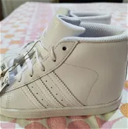 En venta un par de zapatos blancos marca Adidas para niño/niña - Img 45434099
