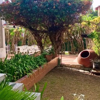 💥 GG-170 | ¡MAJESTUOSA CASA INDEPENDIENTE EN ESQUINA EN NUEVO VEDADO POR ! (5 CUARTOS, 5 BAÑOS, JARDÍN Y GARAJE) 🔑 - 3/10