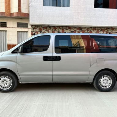 Hyundai H1 GRIS – $220 USD/día - 2/2