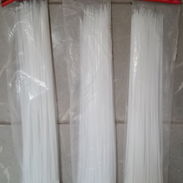 Paquete de 100 Bridas blancas largas. Casi 40cm... Medi 38 cm más o menos - Img 54769021