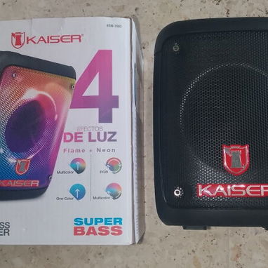 Bocina kaiser, nueva en su caja, buen volumen,.juego de luces - Img 123837223